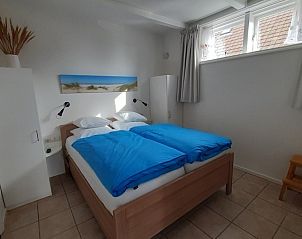 Gezellige slaapkamer in Aike van Rel appartement, Hoorn, Terschelling met natuurlijke lichtinval.