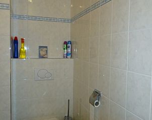 Netjes ingerichte toiletruimte in Aike van Rel appartement, Hoorn, Terschelling met moderne voorzieningen.