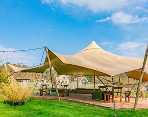 Ruime buitenruimte met overkapping bij appartement Kip 2 in Hoorn, Terschelling, ideaal voor ontspanning.