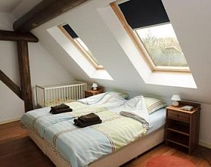 Cozy bedroom with skylights in the Boerderij, vacation home in Hoorn, Terschelling, for a good night's sleep.