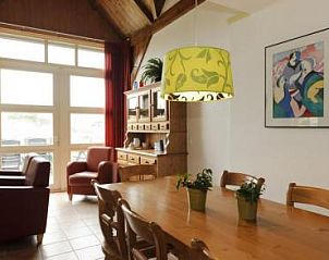 Dining room of the Farm in Hoorn, Terschelling, with a large table and cozy furnishings.