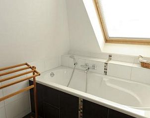 Modern bathroom with bathtub in the Boerderij, vacation home in Hoorn, Terschelling, for ultimate relaxation.