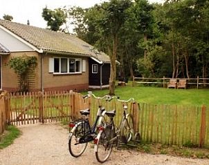 Gemtlicher Eingang zum Ferienhaus Oosterkooi in Hoorn, Terschelling, mit Fahrrdern und geschlossenem Garten.