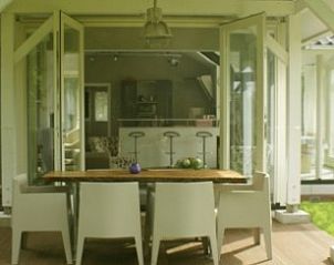 berdachte Terrasse des Ferienhauses Oosterkooi in Hoorn, Terschelling, ideal fr Mahlzeiten im Freien.