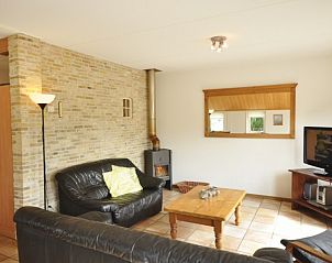 Ruime zithoek met open haard in Appartementenboerderij de Hek West, Hoorn, Terschelling voor ontspanning.