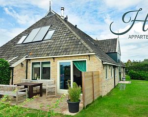 Buitenzijde van Appartementenboerderij de Hek West in Hoorn, Terschelling met zonnig terras.
