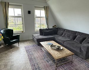 Gezellige woonkamer in De Hoek, vakantiehuis in Hoorn, Terschelling met ruime zithoek.