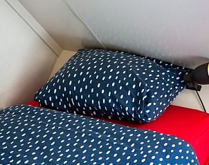 Gemtliches Schlafzimmer in Casa Juan Carlos, Ferienhaus in Hoorn, Terschelling, mit bequemem Bett und stimmungsvoller Beleuchtung.