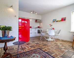 Gemtliches Wohnzimmer von Casa Juan Carlos, einem Ferienhaus in Hoorn, Terschelling. Moderne Einrichtung mit roten Akzenten und viel Licht.