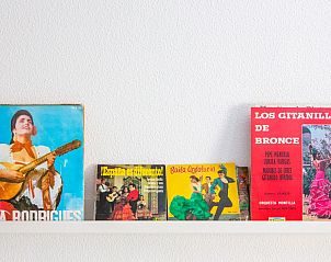 Musikalische Dekoration im Ferienhaus Casa Juan Carlos, Hoorn, Terschelling. Die Plattenhlle verleiht dem Interieur Charme.