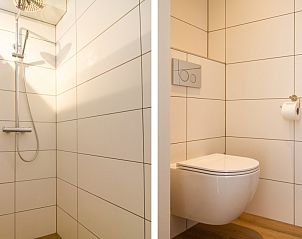 Modernes Badezimmer in Casa Juan Carlos, Ferienhaus in Hoorn, Terschelling mit Dusche und Toilette, ideal fr einen komfortablen Urlaub auf den Watteninseln.