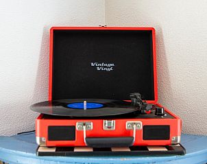 Der alte Plattenspieler in Casa Juan Carlos, einem Ferienhaus in Hoorn, Terschelling, bietet eine nostalgische Atmosphre auf den Watteninseln.