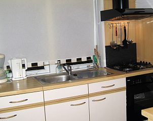 Moderne keuken in Huisje Gemini, Lies, Terschelling, van alle gemakken voorzien voor een comfortabel verblijf.