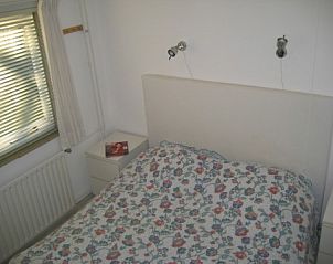 Slaapkamer in Huisje Gemini, Lies, Terschelling, met een comfortabel tweepersoonsbed voor een goede nachtrust.