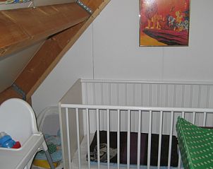 Kinderkamer in Huisje Gemini, Lies, Terschelling, met een gezellig kinderbedje voor de jongste gasten.