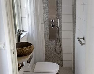 Moderne badkamer in Beach House Terschelling vakantiehuis, Klein Hoorn, Waddeneilanden.