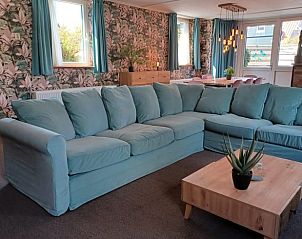 Ruime zithoek in Vakantiehuisje in Oosterend, Terschelling, met comfortabele banken.