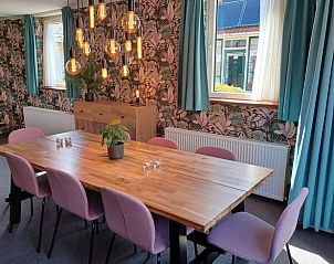 Eetgedeelte van Vakantiehuisje in Oosterend op Terschelling met houten eettafel.