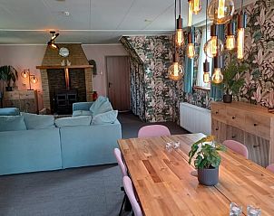 Open leefruimte in Vakantiehuisje in Oosterend op Terschelling met sfeerverlichting.