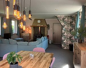 Lichte woonkamer van Vakantiehuisje in Oosterend, Terschelling, met grote ramen.