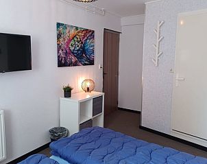 Moderne slaapkamer in Vakantiehuisje in Oosterend, Terschelling, met tv en kunst.