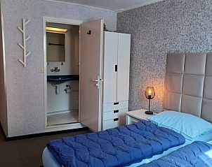 Slaapkamer in Vakantiehuisje in Oosterend op Terschelling met eigen badkamer.