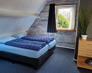 Gezellige zolderkamer in Vakantiehuisje in Oosterend, Terschelling, met dakraam.