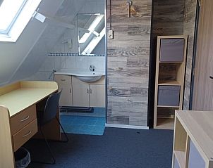 Praktische werkruimte in Vakantiehuisje in Oosterend op Terschelling met bureau.