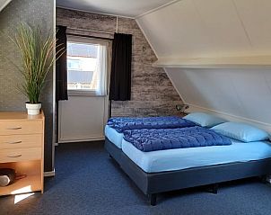 Ruime zolderkamer in Vakantiehuisje in Oosterend, Terschelling, met tweepersoonsbed.