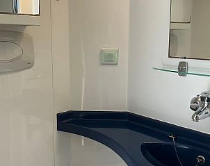 Moderne wastafel in Vakantiehuisje in Oosterend op Terschelling met spiegel.