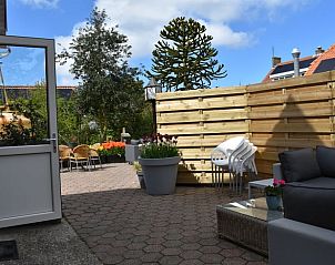 Zonnig terras van Vakantiehuisje in Oosterend op Terschelling met comfortabele zitjes.