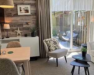 Lichte woonkamer van Huisje in Oosterend met uitzicht op het terras, Terschelling, Waddeneilanden.