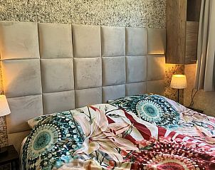 Sfeervolle slaapkamer in Huisje in Oosterend met kleurrijk beddengoed, Terschelling, Waddeneilanden.