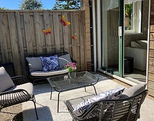 Zonnig terras bij Huisje in Oosterend, ideaal voor ontspanning, Terschelling, Waddeneilanden.