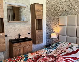 Stijlvolle slaapkamer met houten details in Huisje in Oosterend, Terschelling, Waddeneilanden.