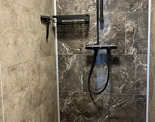 Moderne badkamer met luxe douche in Huisje in Oosterend, Terschelling, Waddeneilanden.