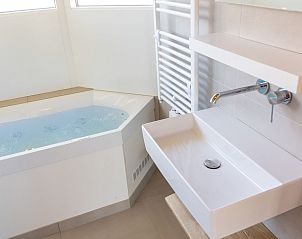 Luxe badkamer met whirlpool in Villa bungalow Whirlpool, Oosterend, Terschelling, voor ultieme ontspanning.