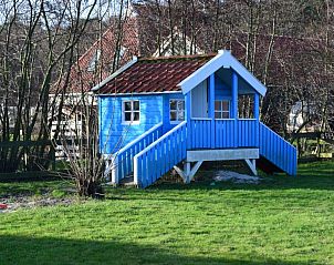Playhouse in the garden of De Zicht apartment on Terschelling, perfect for children.