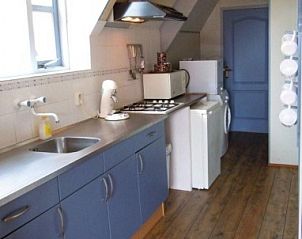 Fully equipped kitchen in apartment Havenzicht, West, Terschelling, with modern appliances for a carefree stay on the Wadden Islands.