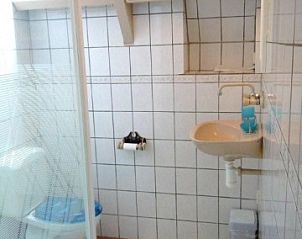 Modern bathroom in apartment Havenzicht, West, Terschelling, with shower and all conveniences for a refreshing stay.
