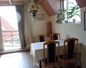 Dining room with lots of natural light in apartment Havenzicht, West, Terschelling, offers a cozy space for meals overlooking the surroundings.