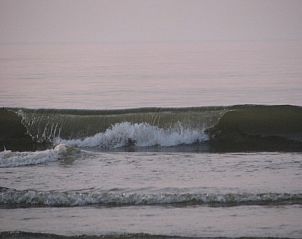 Golven breken op het strand bij BosenDuin, West aan Zee, Terschelling.