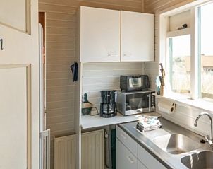 Keuken in BosenDuin vakantiehuis, West aan Zee, Terschelling met moderne apparatuur.