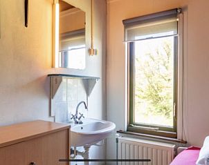 Badkamer met wastafel in BosenDuin vakantiehuis, West aan Zee, Terschelling.