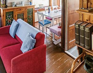 Woonkamer met comfortabele zitplaatsen in BosenDuin, West aan Zee, Terschelling.