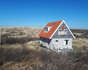 Vakantiehuisje in West aan Zee op Terschelling, omringd door duinen, biedt een idyllische natuurervaring op de Waddeneilanden.