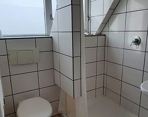 Moderne badkamer in Vakantiehuisje in West aan Zee, Terschelling, met douche en toilet voor een comfortabel verblijf op de Waddeneilanden.