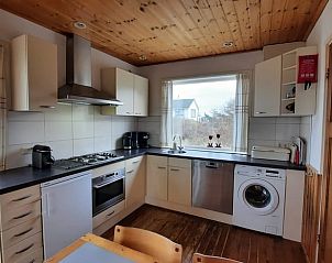 Moderne keuken in Vakantiehuisje in West aan Zee, Terschelling, met uitzicht op de natuur van de Waddeneilanden.