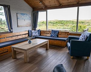 Gezellige woonkamer in Huisje in West aan Zee, Terschelling met uitzicht op de natuur van de Waddeneilanden.