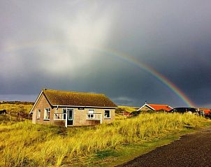 Rainbow above vacation home Pirola in Midsland aan Zee, Terschelling, for a magical experience.